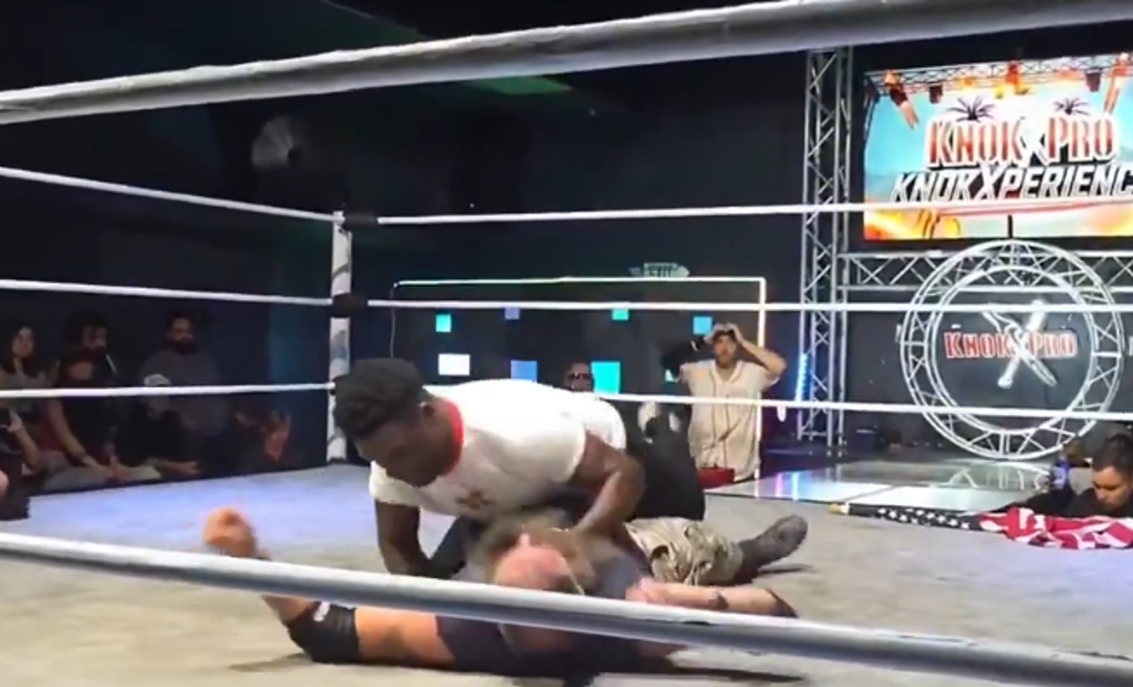 Galerie: Raja Jackson, syn Rampage, zbil wrestlera. Ten skončil v ...