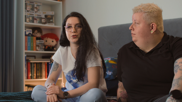V dokumentu vystupují skutečné páry, které se pokoušejí o dítě cestou umělého oplodnění. 