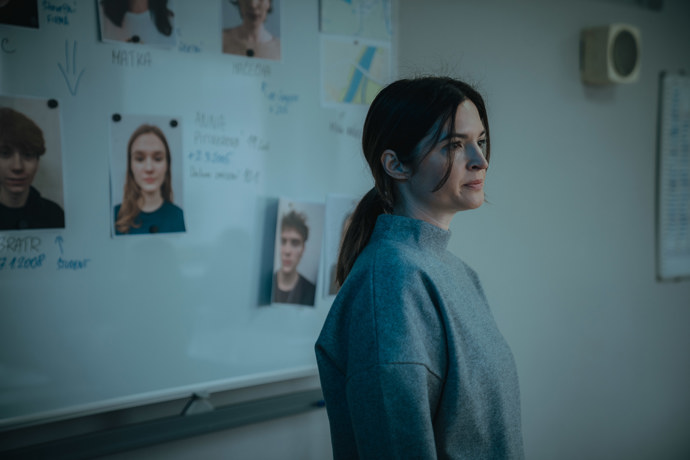 Kristýna Ryška jako kriminalistka Laura Linhartová ve snímku Stvůry.