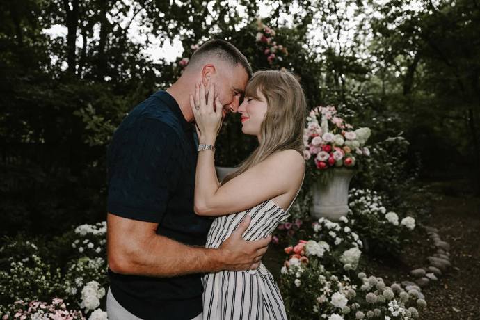 Taylor Swift se zasnoubila s hráčem amerického fotbalu Travisem Kelcem.