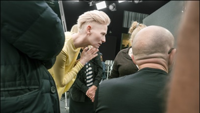 FOTO: Tilda Swinton obdivuje své fotografie.