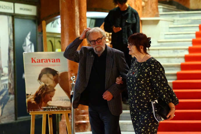 Věra Geislerová a Petr Geisler při odchodu z premiéry. 