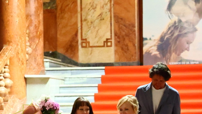 FOTO: Aňa Geislerová odcházela vysmátá z premiéry po boku svého muže Zdeňka Janáčka a dcery Stelly.
