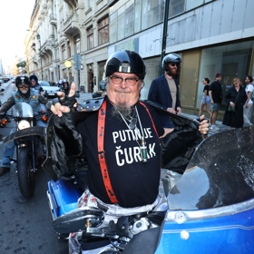 Motorkáři měli na tričkách vzkazy pro Putina.