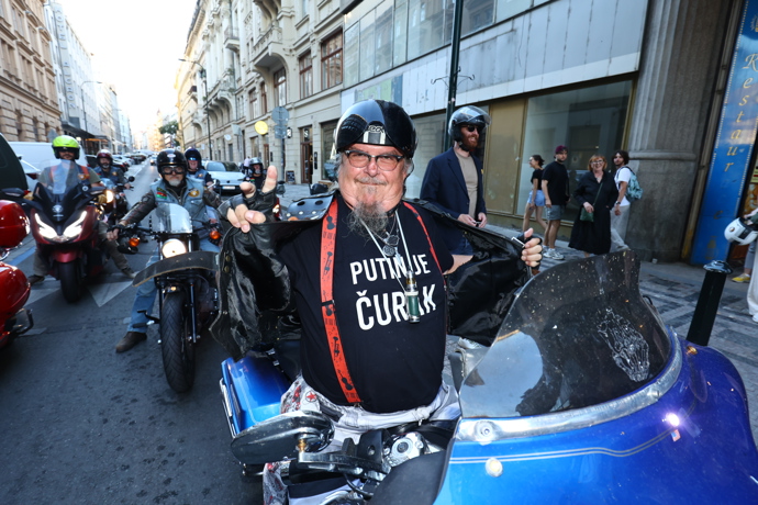 Motorkáři měli na tričkách vzkazy pro Putina.