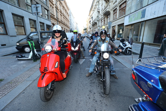 Motorkáři na premiéře.