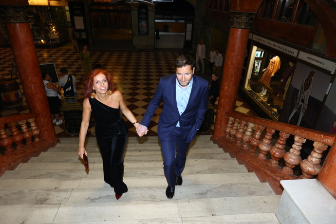 Robert Záruba dorazil s Norou Fridrichovou.