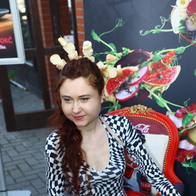 Eva Toulová si nechala napíchat jednohubky do vlasů.