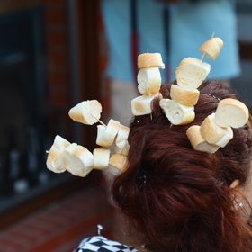 Eva Toulová si nechala do vlasů dát jídlo. 