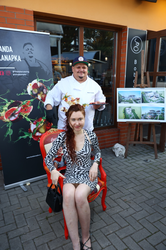 Eva Toulová si nechala zapíchat jednohubky do hlavy.