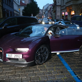 Richard Chlad dorazil před FU klub v Bugatti Chiron.