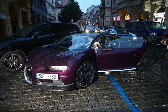 Richard Chlad dorazil před FU klub v Bugatti Chiron.