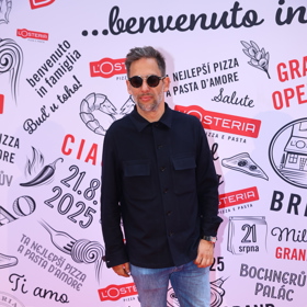 Janek Bartoška vyrazil do společnosti v džínách, černé košili a bílých teniskách. 