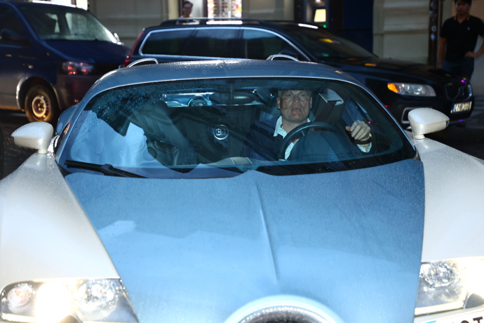 Filip Turek v luxusním voze Bugatti Veyron.