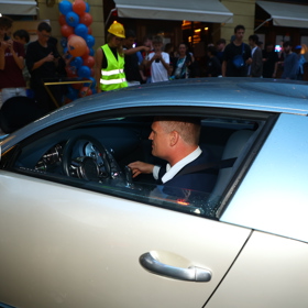 Filip Turek dorazil v luxusním vozu značky Bugatti Veyron.