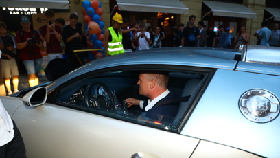 FOTO: Filip Turek dorazil v luxusním voze značky Bugatti.