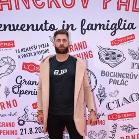 Bijec Jiří Procházka oblékl černý komplet trička a kalhot, který vyšperkoval béžovým kabátem a teniskami. 