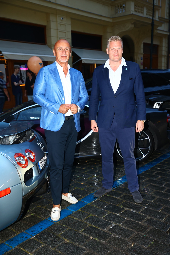 Richard Chlad a Filip Turek přijeli v luxusních vozech značky Bugatti na narozeniny klubu FU.
