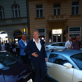 Filip Turek dorazil v luxusním vozu značky Bugatti.
