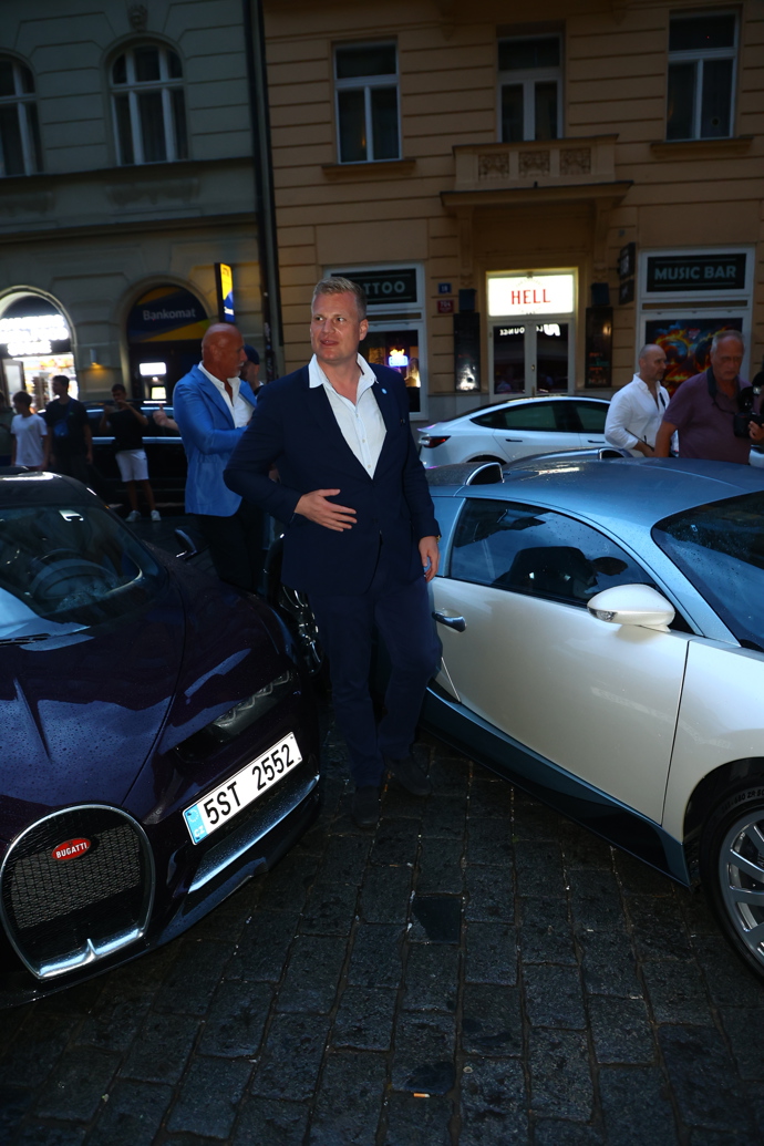 Filip Turek dorazil v luxusním vozu značky Bugatti.