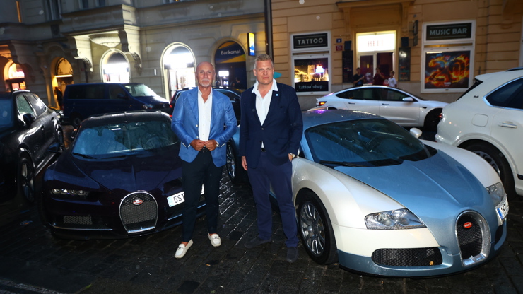 Richard Chlad a Filip Turek přijeli v luxusních vozech značky Bugatti.