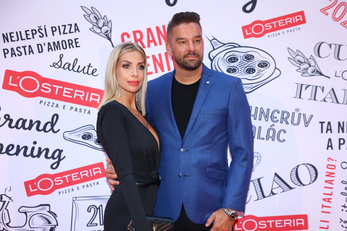 Petr Švancara po boku své ženy na openingu restaurace L'Osteria v Brně.