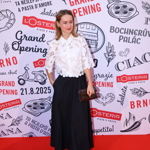 Anna Jiřina Daňhelová vsadila na kombinaci bílé halenky a černé sukně s vysokým pasem. 