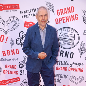 Marek Eben byl jako vždy za elegána. Oblékl tmavě modrý oblek doplněný o modrou košili s proužky. 