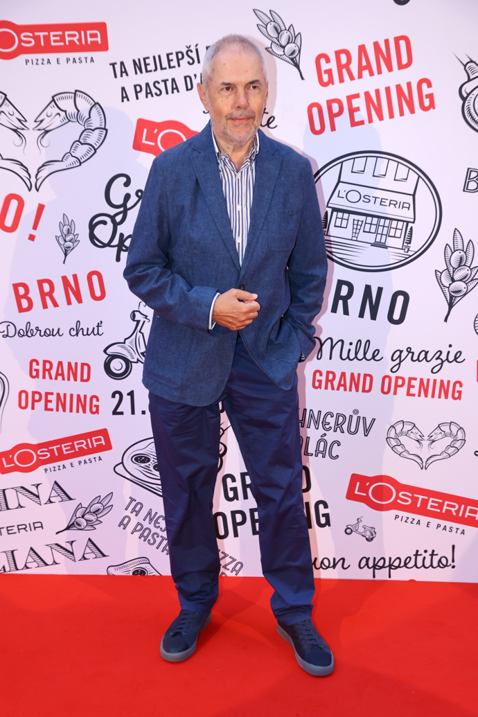 Marek Eben byl jako vždy za elegána. Oblékl tmavě modrý oblek doplněný o modrou košili s proužky. 