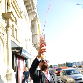 Karlos Vémola poslal do nebe balonek se vzkazem pro Jiřího Krampola.