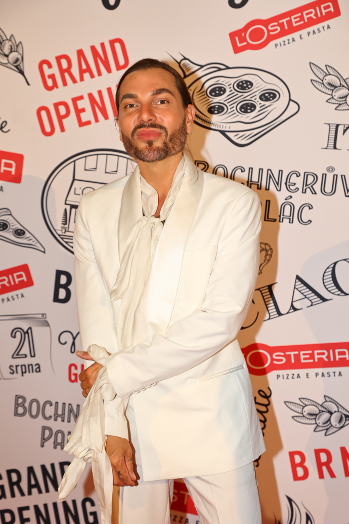 Stylista se kompletně zahalil do sněhobílé barvy.
