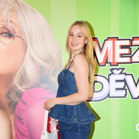 Anička Kadeřávková ve džínovém outfitu.