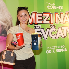 Influencerka Anna Šulc na premiéře.