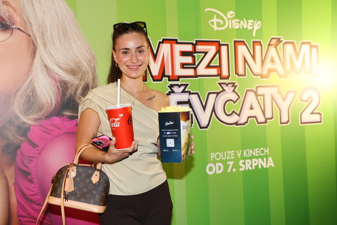 Influencerka Anna Šulc na premiéře.