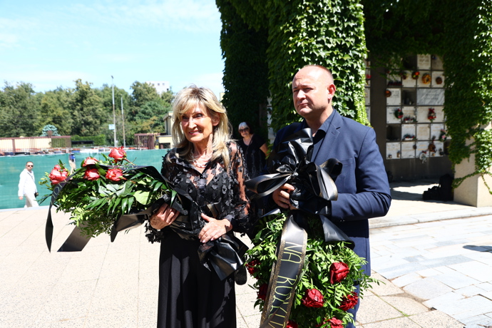 Zuzana Bubílková donesla květinu. 