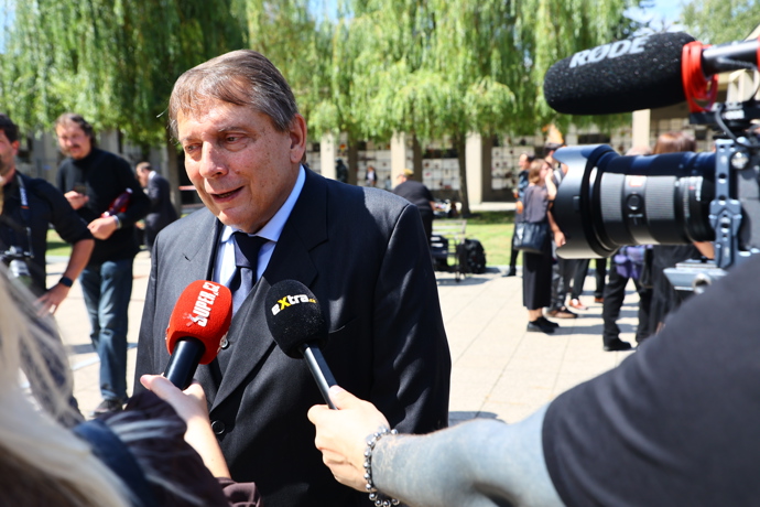 Jiří Paroubek na pohřbu Jiřího Krampola.