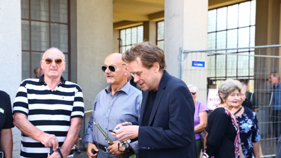 FOTO: Martin před krematoriem.