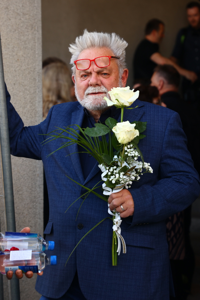 Václav Upír Krejčí na pohřbu Jiřího Krampola.