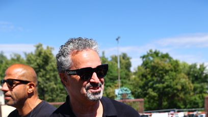FOTO: Martin Dejdar donesl květinu.