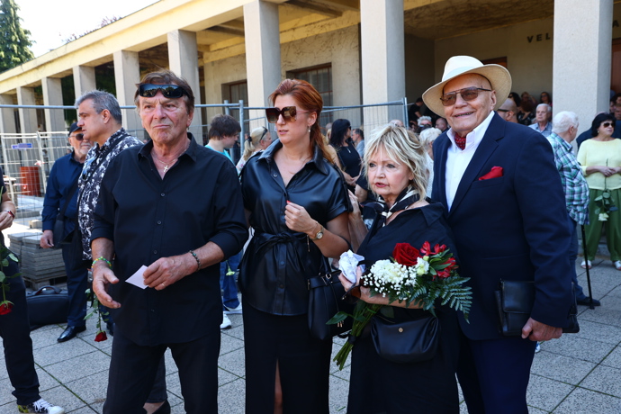 Na poslední rozloučení s Jiřím Krampolem dorazili Jan Přeučil s manželkou a Pavel Trávníček s manželkou.