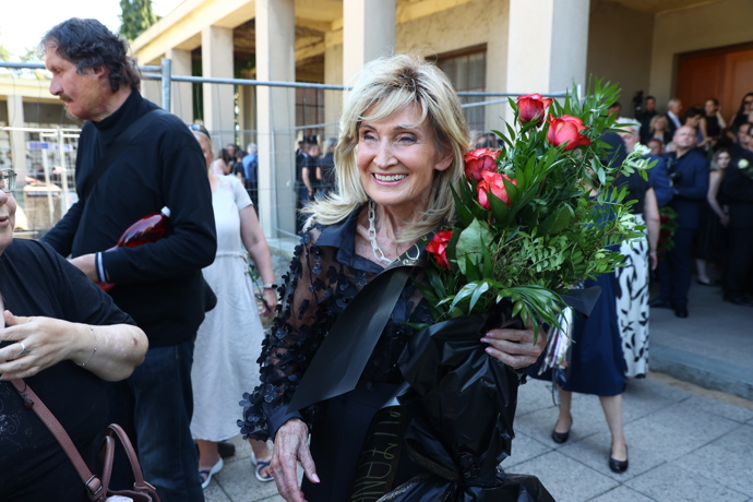 Pohřeb Jiřího Krampola. Zuzana Bubílková přinesla velkou kytici.
