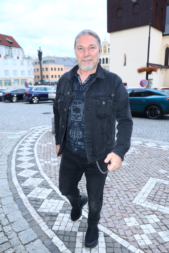 Zpěvák Petr Kolář rozhodně není rozmazlující dědeček.