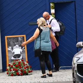 Před vchodem byl Jirkův portrét. 