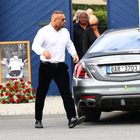 Karlos Vémola přišel zapít Jiřího Krampola. 