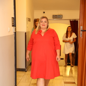 Pro první večer vynesla Lucie červené šaty s tříčtvrtečním rukávem. 