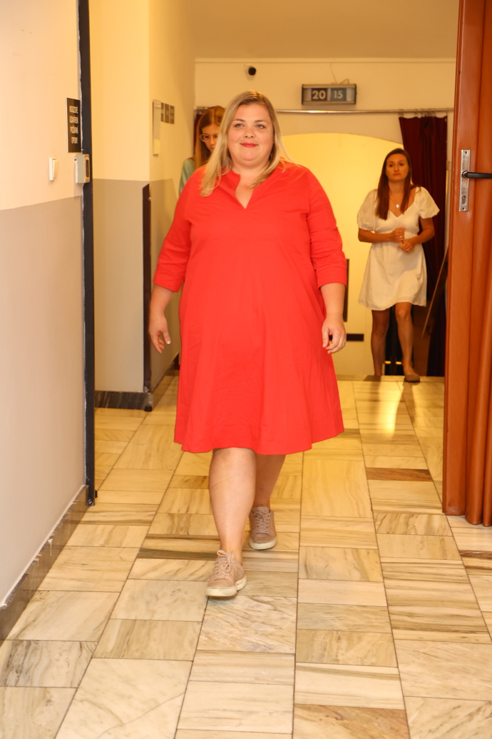 Pro první večer vynesla Lucie červené šaty s tříčtvrtečním rukávem. 