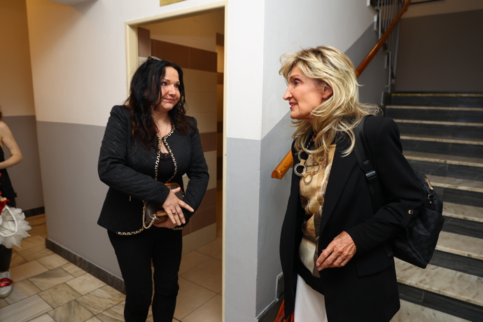 Šárka Rezková se v zákulisí zapovídala se Zuzanou Bubílkovou. 