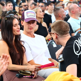 Anna Šulc s partnerem a Adamem Mišíkem.