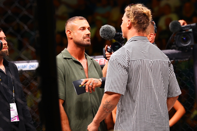 První staredown.