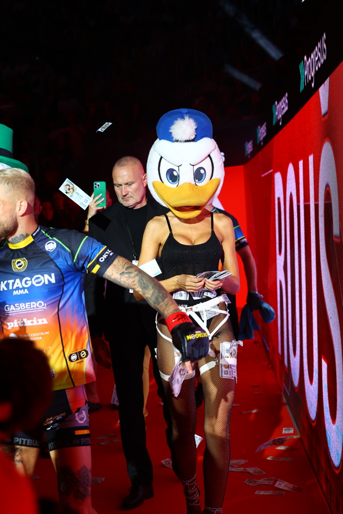 Doprovod Roušalovi dělaly sexy kačeřice.